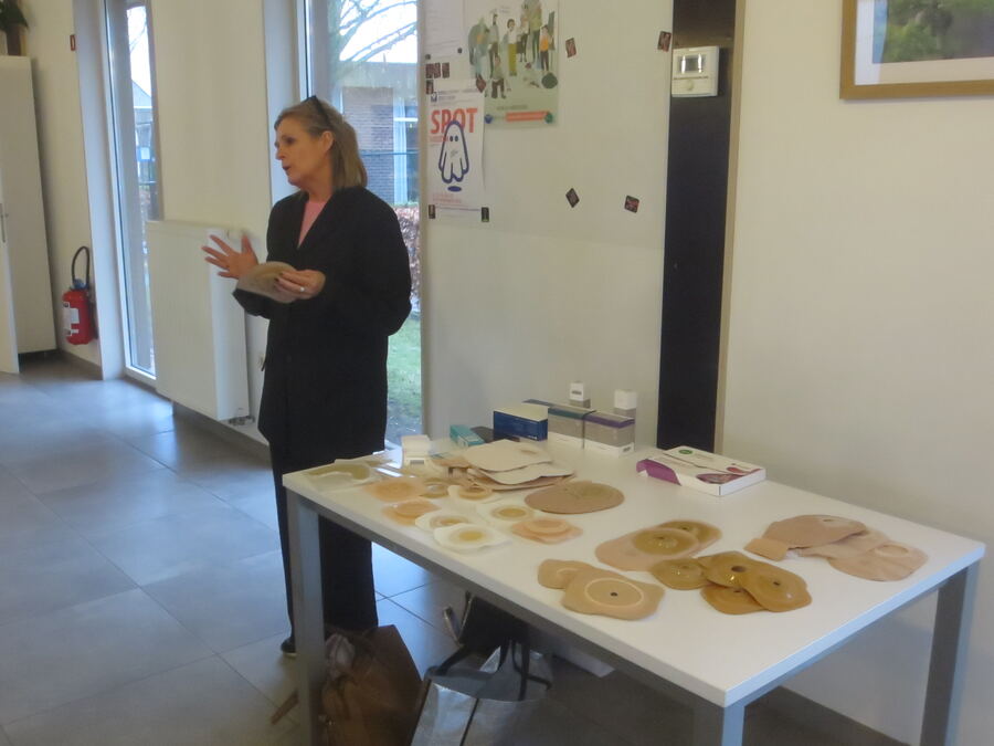 De spreker geeft uitleg naast een tafel met stomamateriaal