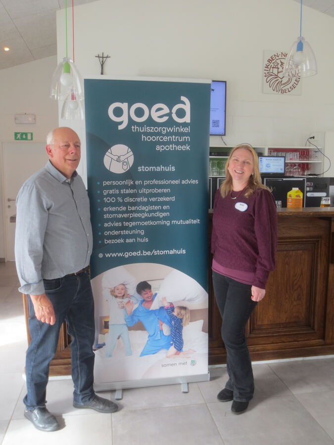 Charles Somers en Greet Verheyen naast de banner van GOED Stomahuis